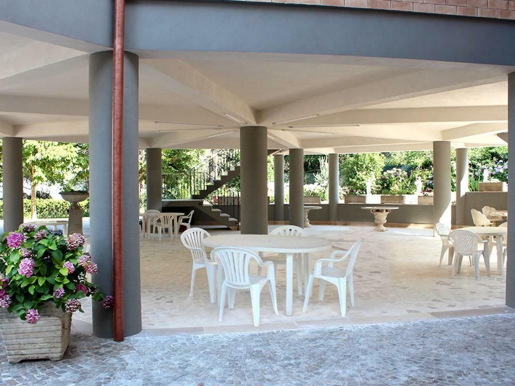 Hotel Oasi Di Pace Sutri Exterior foto