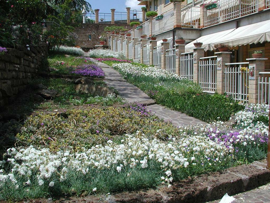 Hotel Oasi Di Pace Sutri Exterior foto