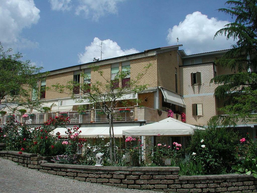 Hotel Oasi Di Pace Sutri Exterior foto